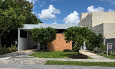 CASA EN VENTA DE UN NIVEL, Privada Parque Central al Norte de Mérida Yucatán