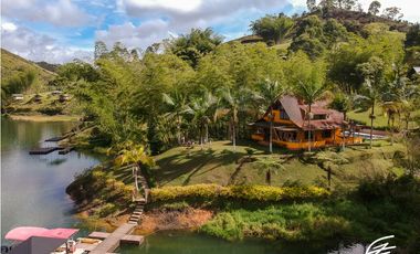 VENTA DE FINCA + 2 LOTES EN GUATAPÉ.ANTIOQUIA