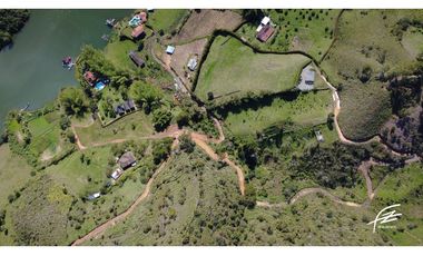 VENTA DE FINCA + 2 LOTES EN GUATAPÉ.ANTIOQUIA