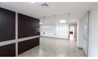 Amplia oficina en excelente ubicación