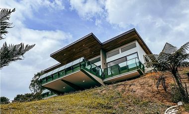 CASA FINCA EN VENTA EN GUATAPÉ, ANTIOQUIA