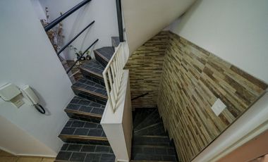 VENTA CASA 5 AMBIENTES COLEGIALES