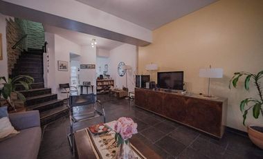 VENTA CASA 5 AMBIENTES COLEGIALES