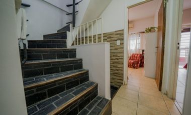 VENTA CASA 5 AMBIENTES COLEGIALES