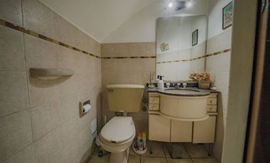 VENTA CASA 5 AMBIENTES COLEGIALES