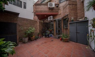 VENTA CASA 5 AMBIENTES COLEGIALES