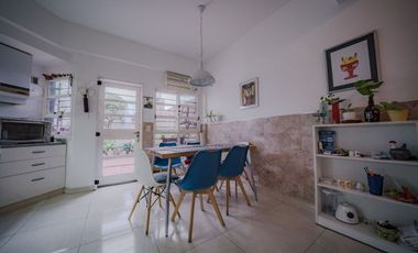 VENTA CASA 5 AMBIENTES COLEGIALES