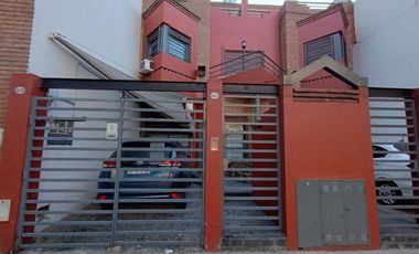 VENTA CASA 5 AMBIENTES COLEGIALES