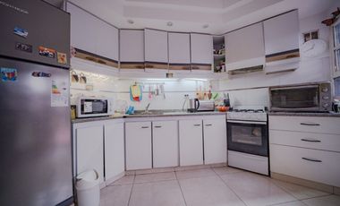 VENTA CASA 5 AMBIENTES COLEGIALES