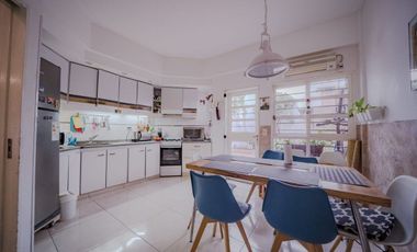 VENTA CASA 5 AMBIENTES COLEGIALES