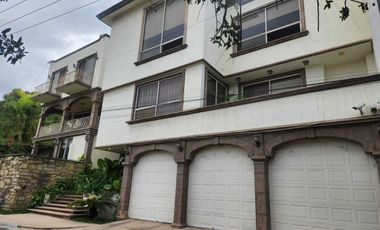 CASA EN VENTA CUMBRES 2DO SECTOR REMODELADA