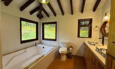 Finca en Oriente de Antioquia: Lujo y Naturaleza, Lista para Habitar