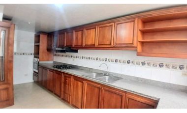 VENDO CASA DE TRES NIVELES EN CHIA.
