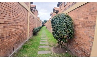 VENDO CASA DE TRES NIVELES EN CHIA.