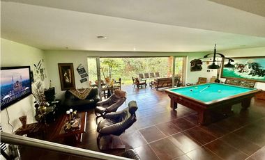 VENTA DE HERMOSA CASA EN ENVIGADO, SECTOR LOMA LOS BENEDICTINOS