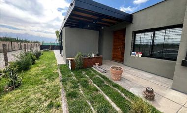 Elegante hogar de lujo con vista a la montaña y amplios espacios