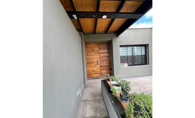 Elegante hogar de lujo con vista a la montaña y amplios espacios