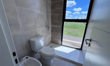 VENTA casa tipo duplex de tres domitorios galeria y jardin en Barrio Privado El Aljibe de Manzanares