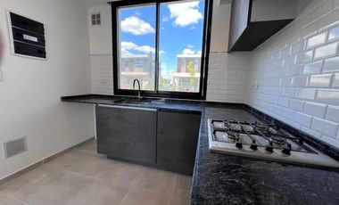 VENTA casa tipo duplex de tres domitorios galeria y jardin en Barrio Privado El Aljibe de Manzanares