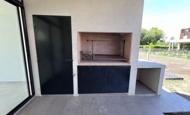 VENTA casa tipo duplex de tres domitorios galeria y jardin en Barrio Privado El Aljibe de Manzanares