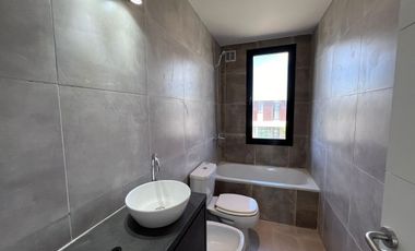 VENTA casa tipo duplex de tres domitorios galeria y jardin en Barrio Privado El Aljibe de Manzanares