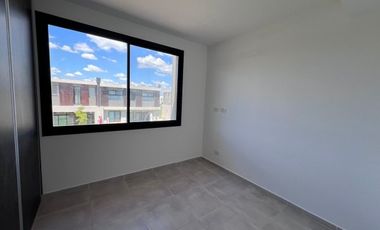 VENTA casa tipo duplex de tres domitorios galeria y jardin en Barrio Privado El Aljibe de Manzanares