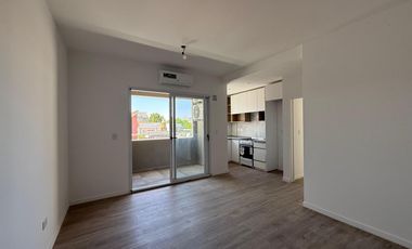 Departamento de tres ambientes con cochera a la venta en Wilde