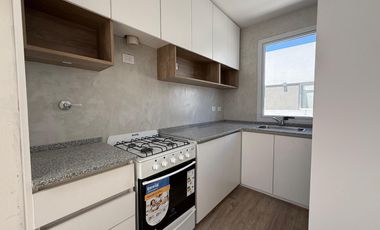 Departamento de tres ambientes con cochera a la venta en Wilde