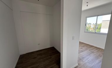 Departamento de tres ambientes con cochera a la venta en Wilde