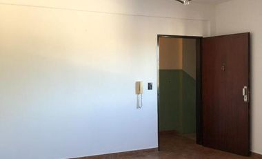 Venta edificio con unidades de 2 y 3 ambientes, local y cocheras en Florencio Varela