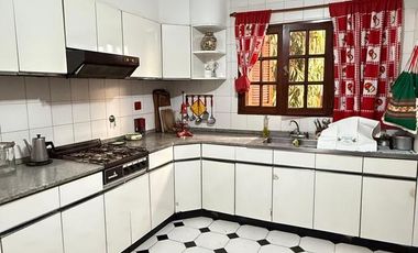 Importante casa de 4 dormitorios en VENTA sobre Av. Mate de Luna al 4400, Parque Guillermina, SMT