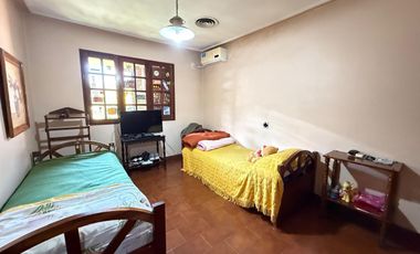 Importante casa de 4 dormitorios en VENTA sobre Av. Mate de Luna al 4400, Parque Guillermina, SMT