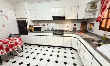 Importante casa de 4 dormitorios en VENTA sobre Av. Mate de Luna al 4400, Parque Guillermina, SMT