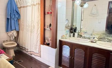 Importante casa de 4 dormitorios en VENTA sobre Av. Mate de Luna al 4400, Parque Guillermina, SMT