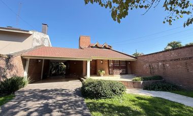 Importante casa de 4 dormitorios en VENTA sobre Av. Mate de Luna al 4400, Parque Guillermina, SMT