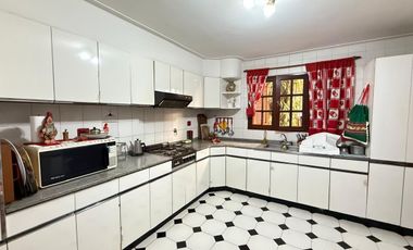 Importante casa de 4 dormitorios en VENTA sobre Av. Mate de Luna al 4400, Parque Guillermina, SMT