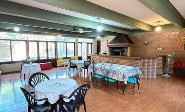 Importante casa de 4 dormitorios en VENTA sobre Av. Mate de Luna al 4400, Parque Guillermina, SMT