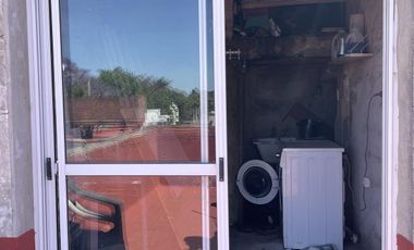 Amplio Departamento media cuadra de la Estacion