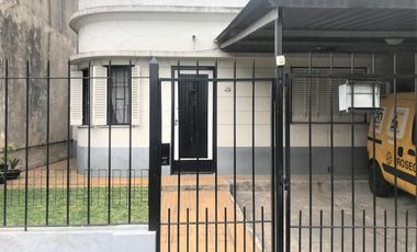 Casa. 3 dormitorios.2 baños.Fondo.Quincho.Parrilla.Cochera.Bernal Este