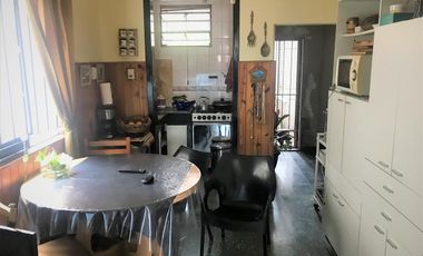 Casa. 3 dormitorios.2 baños.Fondo.Quincho.Parrilla.Cochera.Bernal Este