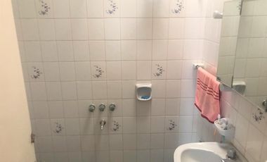 Casa. 3 dormitorios.2 baños.Fondo.Quincho.Parrilla.Cochera.Bernal Este