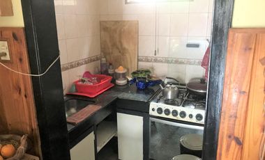 Casa. 3 dormitorios.2 baños.Fondo.Quincho.Parrilla.Cochera.Bernal Este