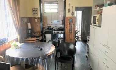 Casa. 3 dormitorios.2 baños.Fondo.Quincho.Parrilla.Cochera.Bernal Este