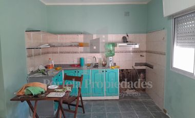 CASA DE 3 AMBIENTES EN ALQUILER CASTELAR