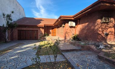 Imponente Casa con gran parque en Banfield Este