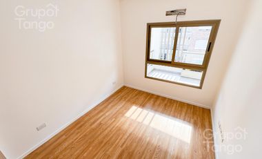 Venta Departamento tres Ambientes Mataderos Balcón frente toilette Cochera