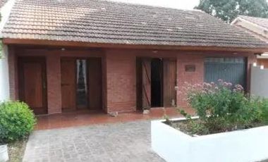 Casa en venta - 3 Dormitorios 2 Baños - Cochera -380Mts2 - Santa Clara del Mar