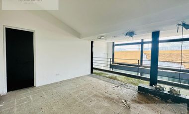 Local comercial en  Alquiler a metros estacion Lomas de Zamora