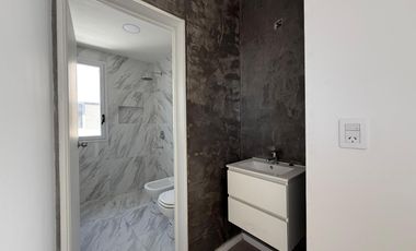 Deparatamento de tres ambientes con cochera y terraza a la venta en Wilde