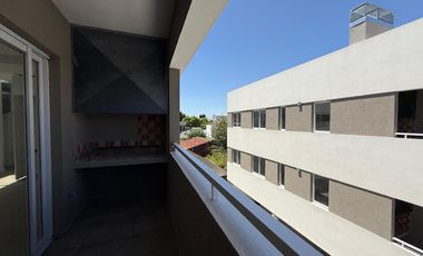 Deparatamento de tres ambientes con cochera y terraza a la venta en Wilde